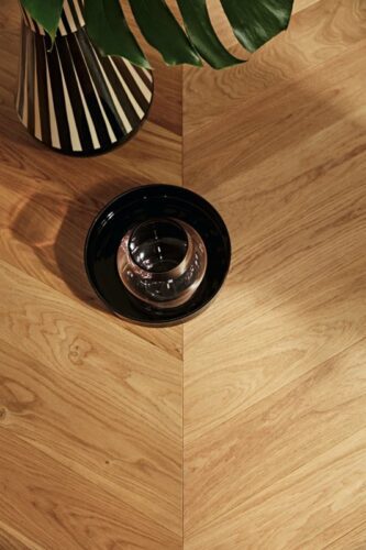 Boen, parquet prefinito a tre strati chevron in rovere adagio live-natural spazzolato.